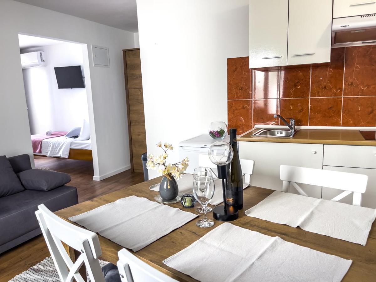 פודסטראנה Apartments Goro מראה חיצוני תמונה